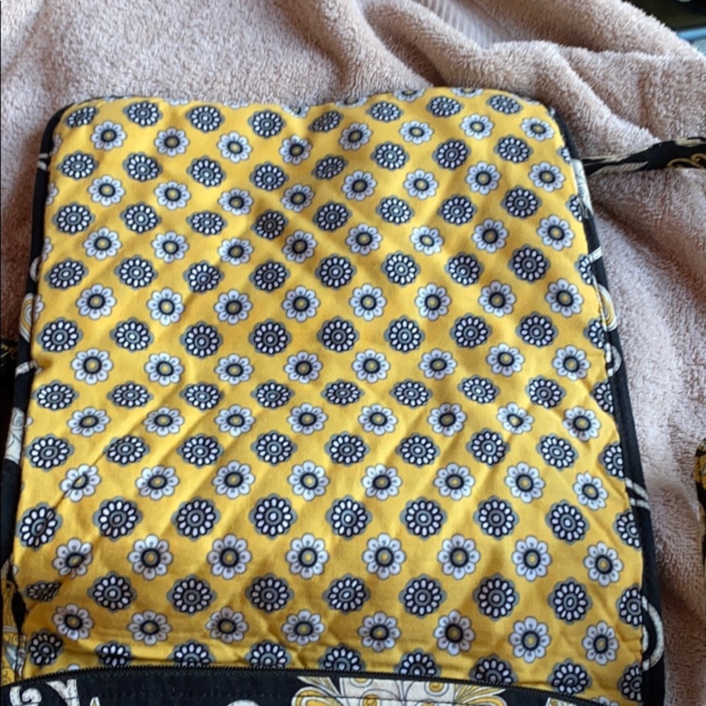 Large Vera Bradley Crossbody in classic pattern - Picture 3 of 4
